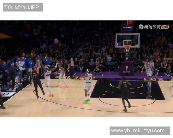 奎因关键反击撞倒东契奇湖人成功挑战改判为进攻犯规